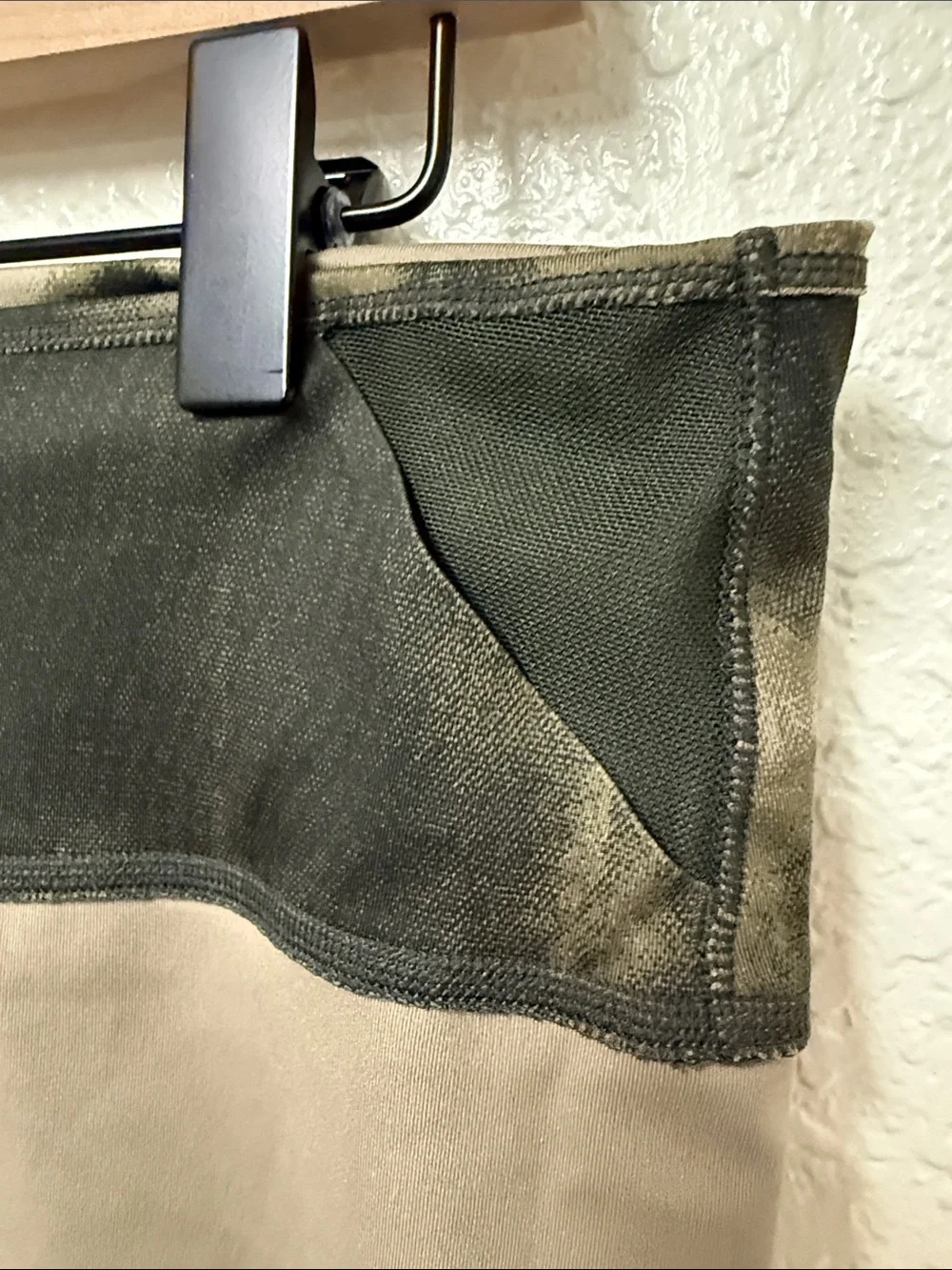 NIKE One Luxe 7” Olive Tie-Dye Bike Shorts  Neon Yellow Side Stripes Size Large